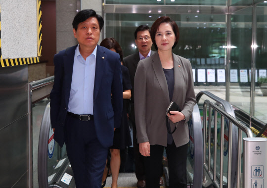 유은혜 사회부총리 겸 교육부 장관(오른쪽)과 국회 교육위원회 간사인 더불어민주당 소속 조승래 의원이 6일 오전 서울 영등포구 여의도의 한 음식점에서 대입제도 개선 방향을 논의하기 위한 비공개 당정청 회의를 마치고 이동하고 있다. <연합뉴스>